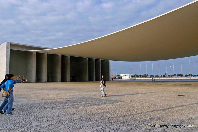 Il muro di cemento della bandiera del Portogallo all'Expo 98, Nações, Lisbona - Portogallo
