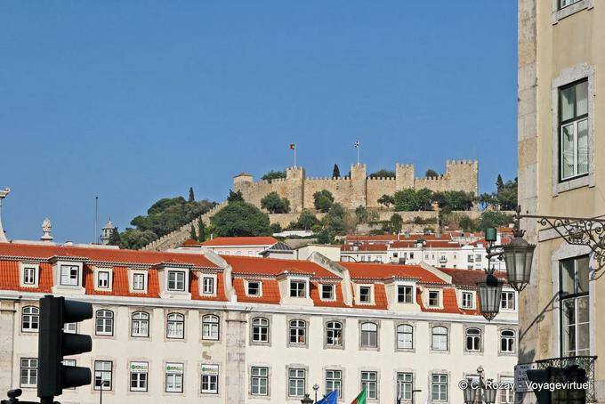 Rossio, con vista sulla collina di Castello di San Giorgio, Lisbona - Portogallo