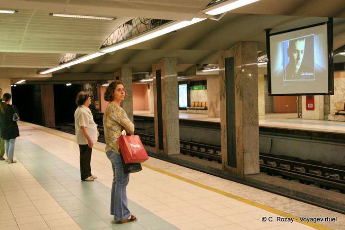 I Restauradores piattaforma metropolitana, Rossio, Lisbona - Portogallo
