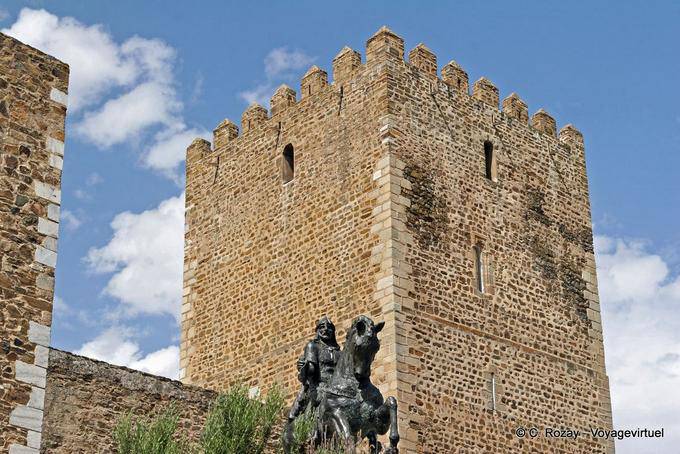Dungeon del Castello di Mértola e la statua equestre di Ibn Qasi - Portogallo