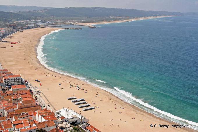 La baia e la grande spiaggia di Nazaré Viste Sitio - Portogallo