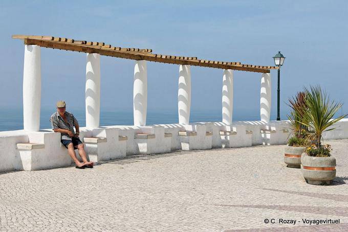 Il portico del mare e l'uomo nel berretto, Sitio, Nazaré - Portogallo