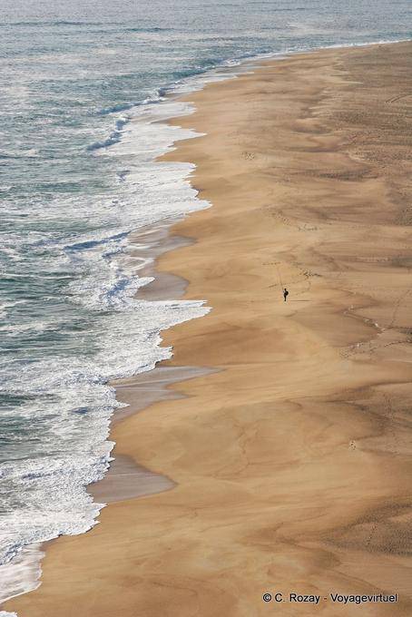 Il pescatore solo sulla vasta spiaggia a nord di Nazaré - Portogallo