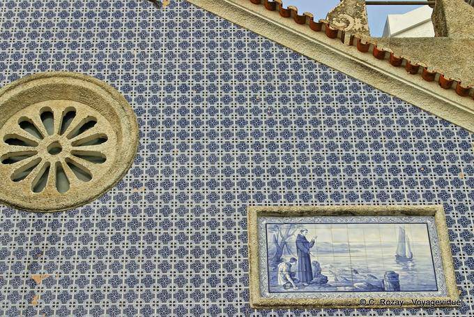 Le piastrelle di ceramica sul tavolo e l'inizio cappella del viale della Repubblica, Nazaré - Portogallo