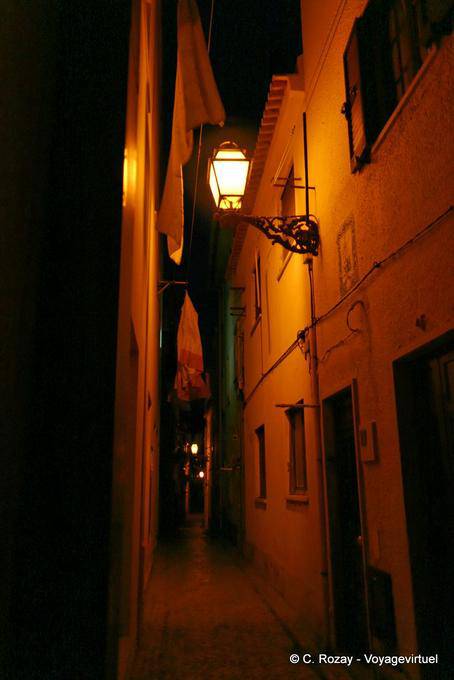 Illuminazione un vicolo di notte, Nazaré - Portogallo