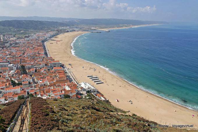 Vista panoramica della baia e la città dal promontorio di Sitio, Nazaré - Portogallo