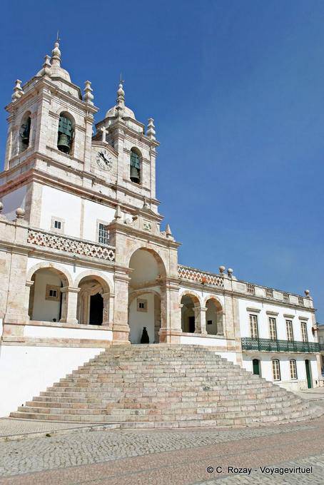 Facciata e la scala del santuario di Nostra Signora di Nazareth, Nazaré - Portogallo