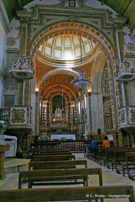 La navata della chiesa di Nossa Senhora, Nazaré - Portogallo