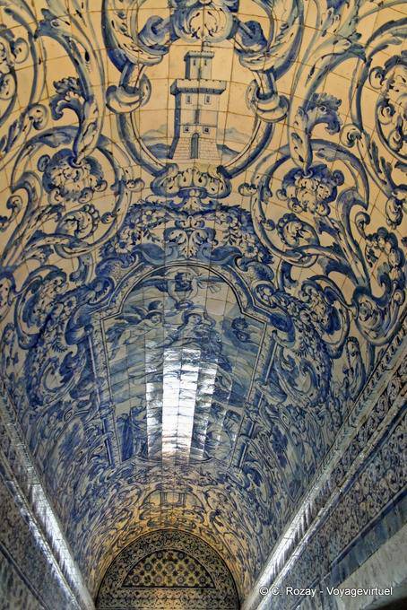 La volta della chiesa interamente rivestita con bellissime piastrelle, Nazaré - Portogallo