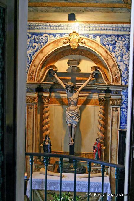 Cristo crocifisso sopra l'altare, Nazaré - Portogallo