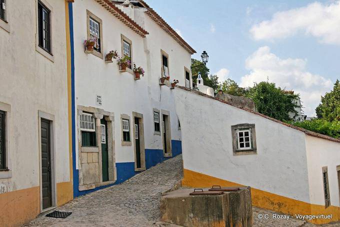 Il serbatoio in un vicolo di Obidos - Portogallo