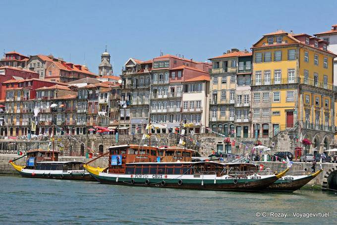 Il Porto Cruz rabelos ormeggiata al molo di Ribeira, Oporto - Portogallo