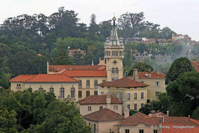 La torre del municipio e le case, Sintra - Portogallo