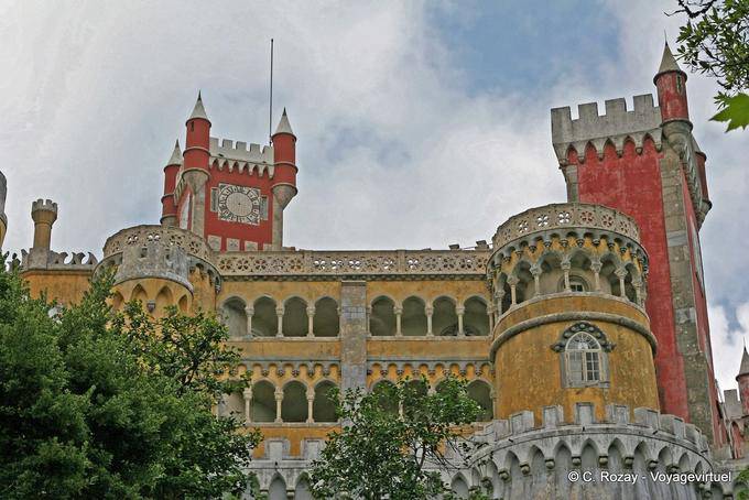 Una delle facciate e la Torre dell'Orologio, Palazzo di Pena, Sintra - Portogallo