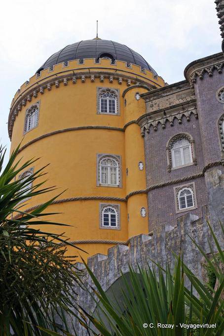 Sintra, il giallo Round Tower dipinto, Palacio da Pena - Portogallo