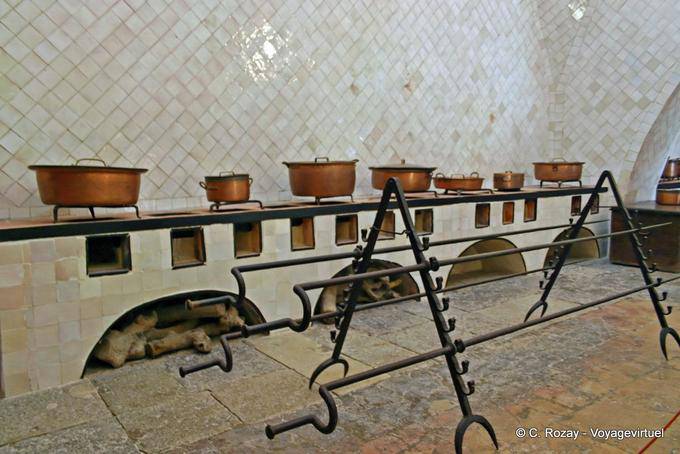I perni e le pentole di rame, cucina del Palazzo Nazionale, Sintra - Portogallo