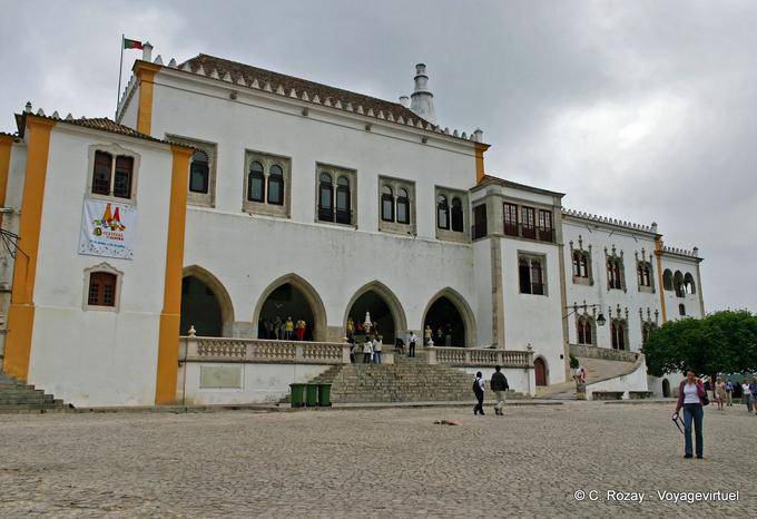 Palacio Nacional de Sintra, un'altra vista della facciata del XIV secolo - Portogallo