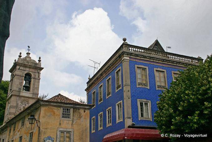 Sintra, il campanile della chiesa di São Martinho e la casa blu - Portogallo