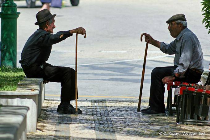 Le due aste, la discussione di vecchio, Tavira - Portogallo