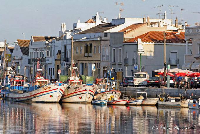 Barche da pesca ormeggiate nel Largo Doutor José Pires Padinha, Tavira - Portogallo