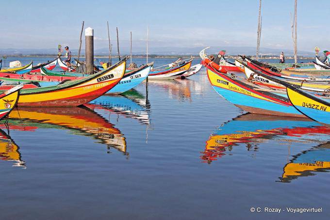 Riflessioni di moliceiros, porto Torreira - Portogallo