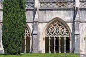 Il chiostro manuelino, visualizzare dal giardino, Batalha, Portogallo.
