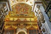 Soffitti con dipinti allegorici di pittori António Simões Ribeiro e Vicente Nunez, Biblioteca Joanina Universidade, Coimbra, Portogallo.