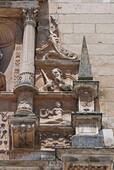 Coimbra, intagliato dettaglio piccante sopra una porta, Rua da Couraça Apóstolos, Portogallo.