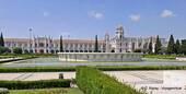 Panorama dal giardino stagno, indietro Jerónimos Monastero, Lisbona, Portogallo.
