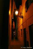 Illuminazione un vicolo di notte, Nazaré, Portogallo.