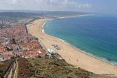 Vista panoramica della baia e la città dal promontorio di Sitio, Nazaré, Portogallo.