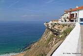 Sulla scogliera, Rua 25 de Abril, promontorio Sitio, Nazaré, Portogallo.