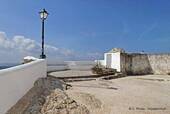 Arroccato su una scogliera a nord, Sitio de Nazaré, Portogallo.