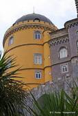 Sintra, il giallo Round Tower dipinto, Palacio da Pena, Portogallo.