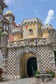 Il portale e le torri all'ingresso, Palazzo Pena, Sintra, Portogallo.