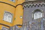 Fianco a fianco, eclettismo architettonico del Palazzo di Pena, Sintra, Portogallo.