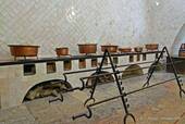 I perni e le pentole di rame, cucina del Palazzo Nazionale, Sintra, Portogallo.