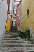 Vicolo fiorito Escadinhas Félix Nunes, Sintra, Portogallo.