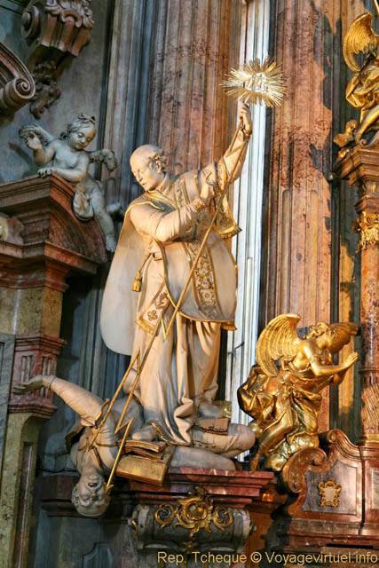 Domination catholique, statue de l'Église Saint-Nicolas (Kostel sv. Mikuláše), Malá Strana - Praga, Repubblica Ceca