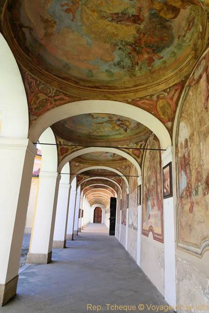 Sous les arcades du cloître, Eglise Notre-Dame de la Victoire (Montagne Blanche), Bílá Hora - Praga, Repubblica Ceca