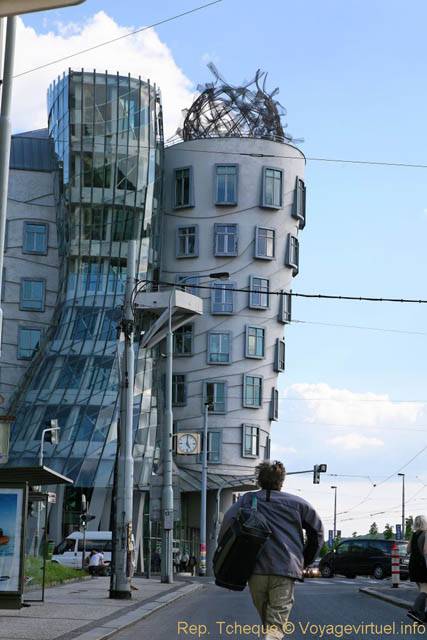 La Maison dansante, vue de côté, (Tancici Dum, Jiráskovo náměstí) - Praga, Repubblica Ceca