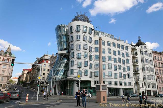 Une autre vue de la Maison qui danse (Tancici Dum, Jiráskovo náměstí) - Praga, Repubblica Ceca