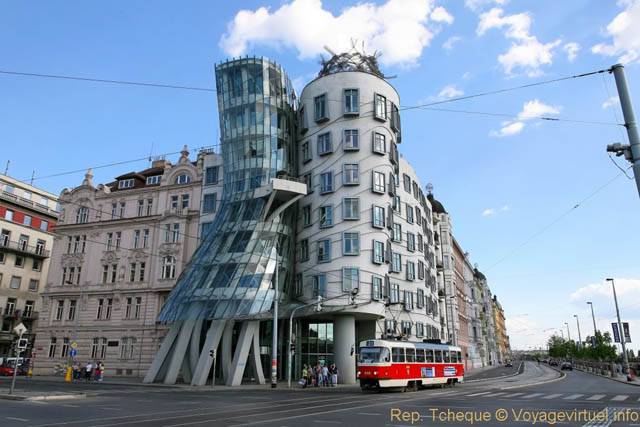 Tramway passant devant la Maison dansante (Tancici Dum, Jiráskovo náměstí) - Praga, Repubblica Ceca
