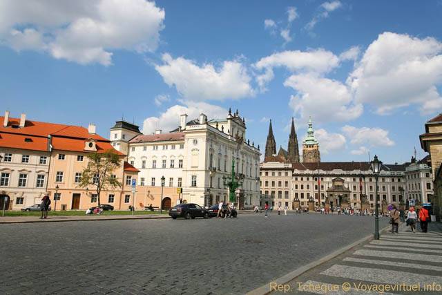 Le château et le Palais de l'Archevêché vus depuis Hradcanske Nam - Praga, Repubblica Ceca