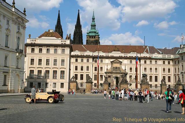 Hradcanske Nam, vue sur l'entrée du château - Praga, Repubblica Ceca