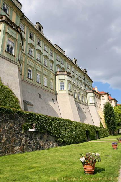 Hradčany, les murailles du château qui plongent dans le jardin, Zahrady, (Prazsky Hrad) - Praga, Repubblica Ceca