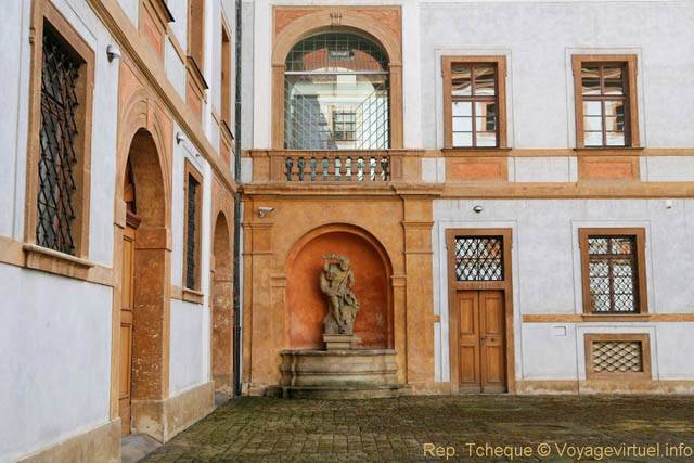 Statue dans une niche, Hradčany, Loretanska - Praga, Repubblica Ceca