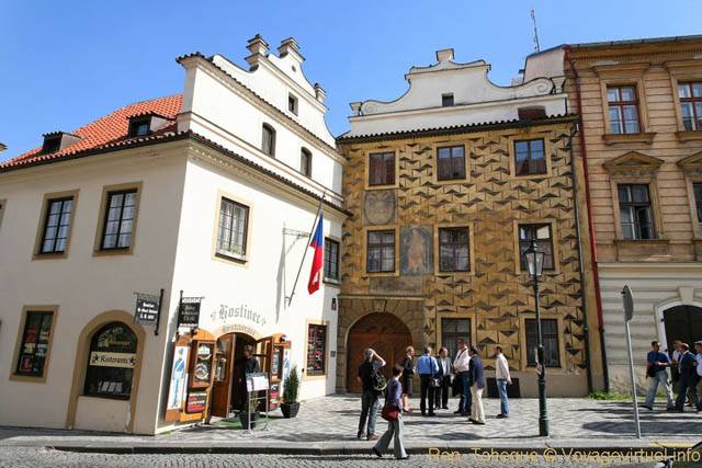 Drôle de façade peinte dans Loretanské - Praga, Repubblica Ceca