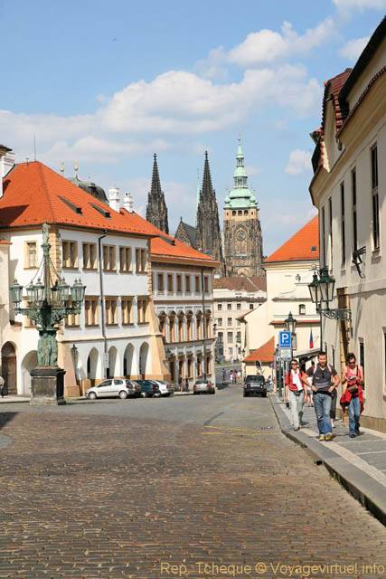 Hradčany, en descendant Loretanska vers le château - Praga, Repubblica Ceca