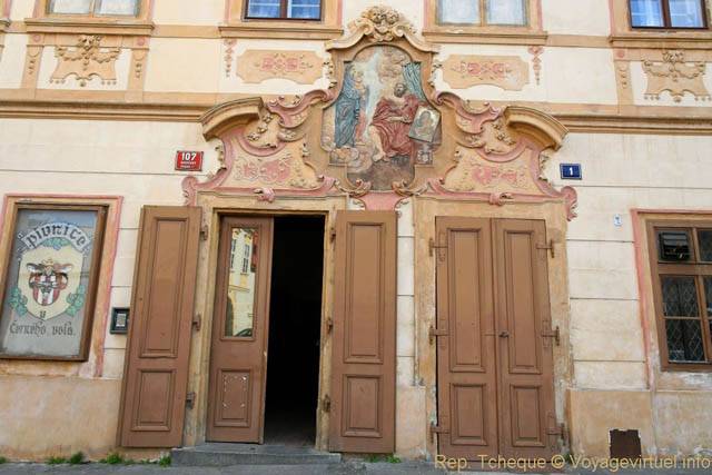 Peinture sur une façade au 107/1 Loretánské nám. - Praga, Repubblica Ceca